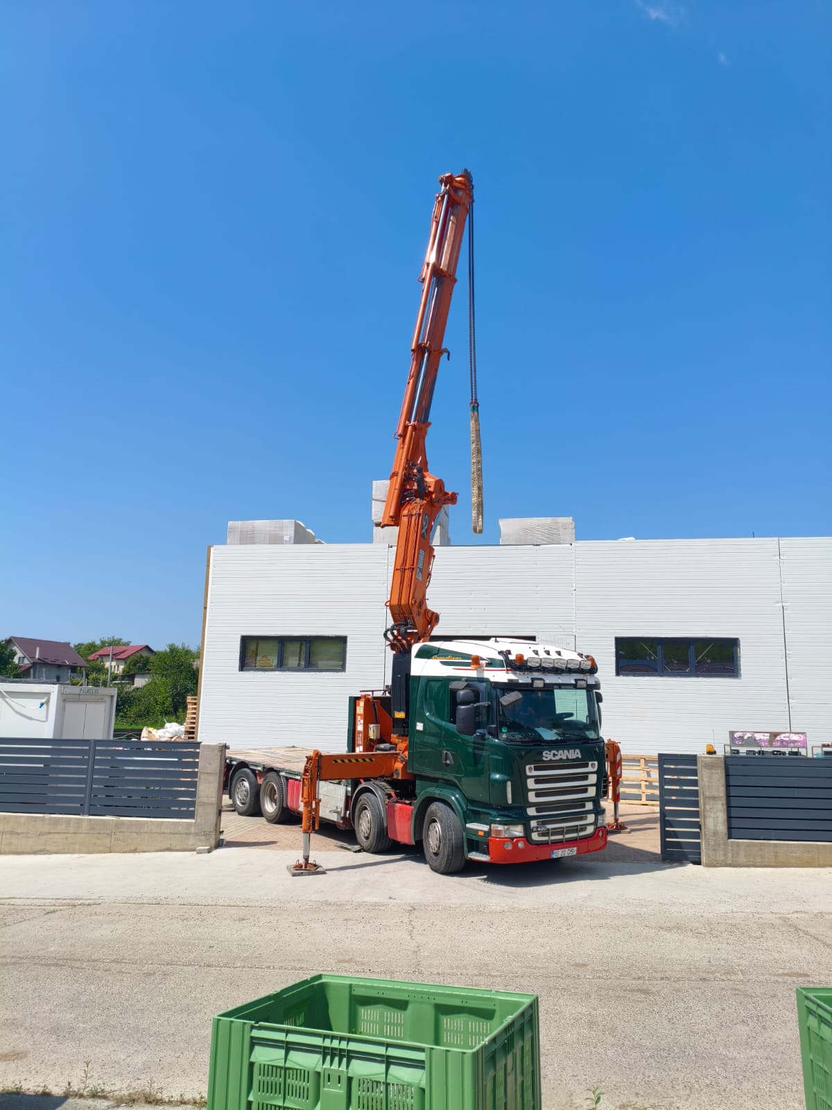 Braț macara HIAB XS extins la înălțime pe camion Scania R420